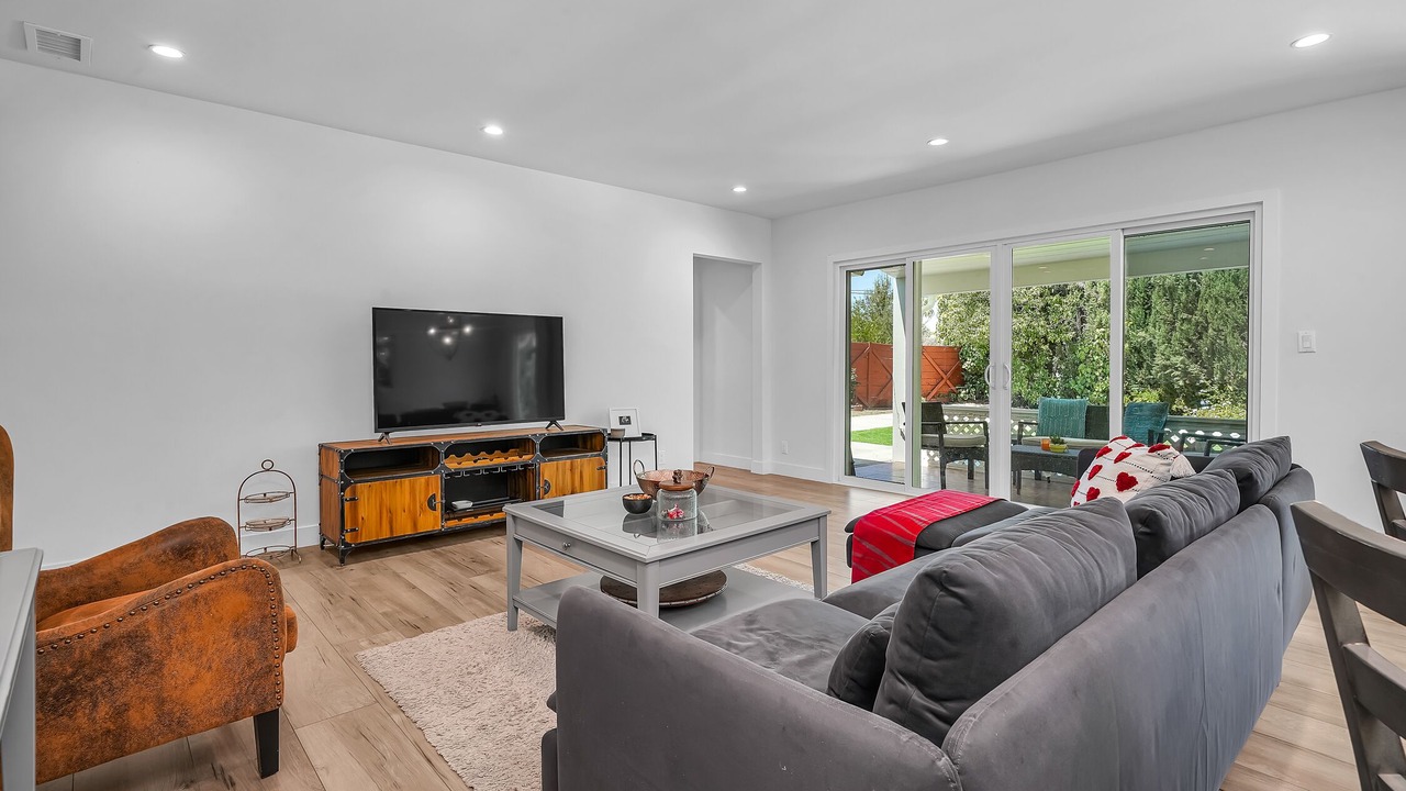 Photo of Livingroom in Woodland Hills
