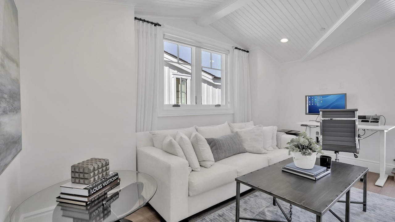 Photo of Livingroom in Balboa Peninsula