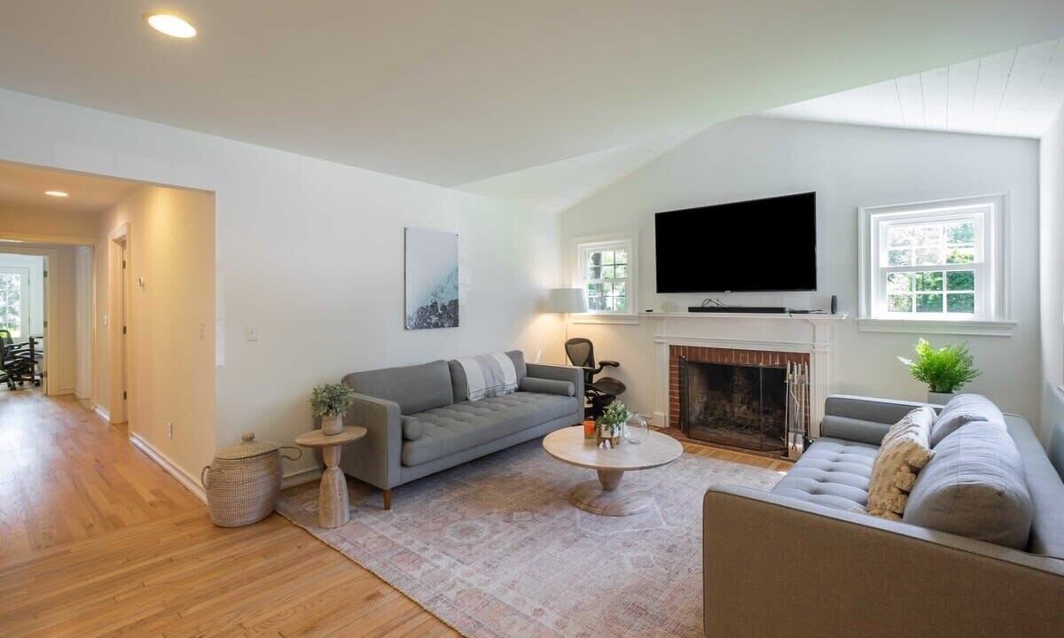 Photo of Livingroom in East Hampton North