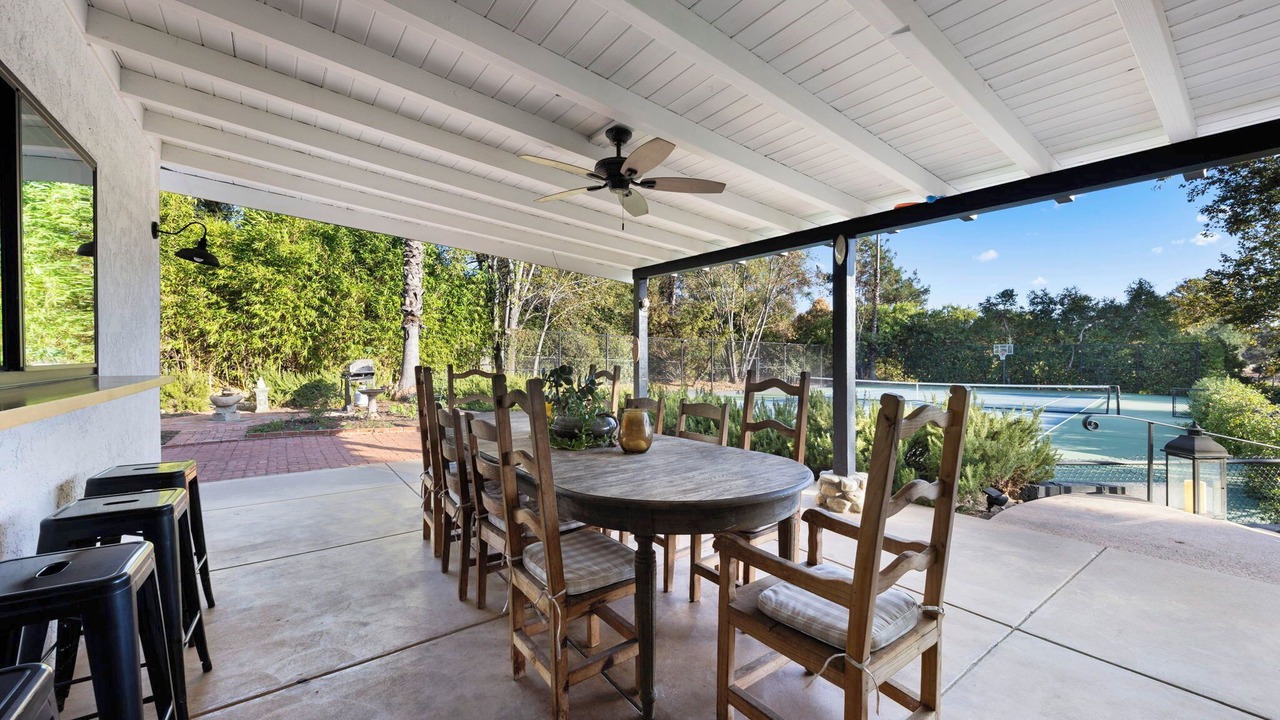 Photo of Outdoor in Meiners Oaks