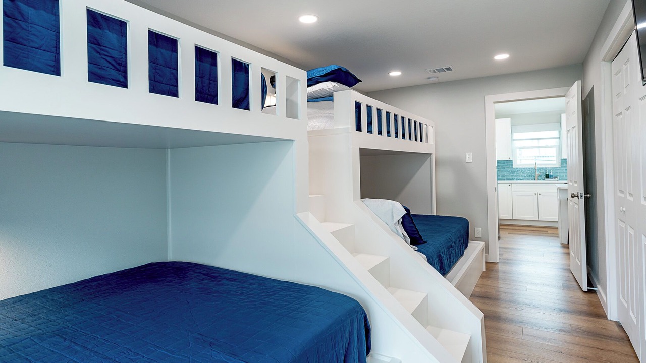 Photo of Bedroom in Pirates Beach