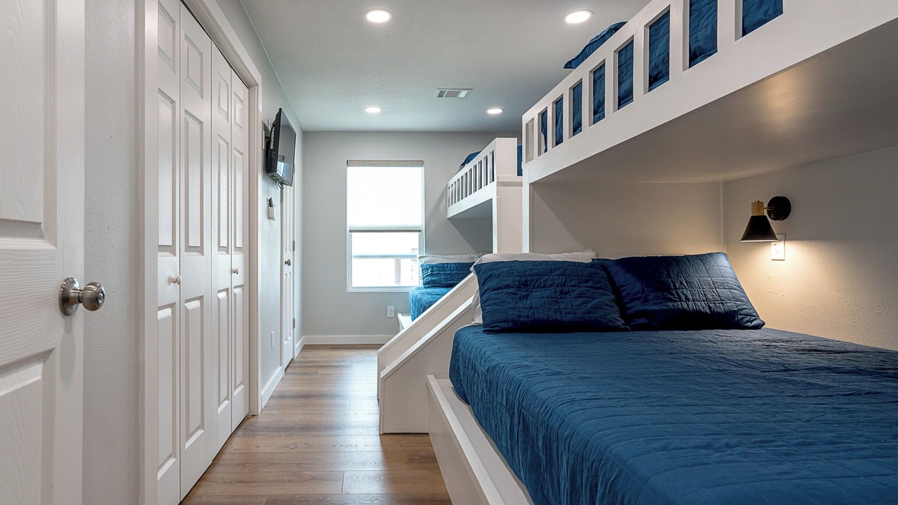 Photo of Bedroom in Pirates Beach