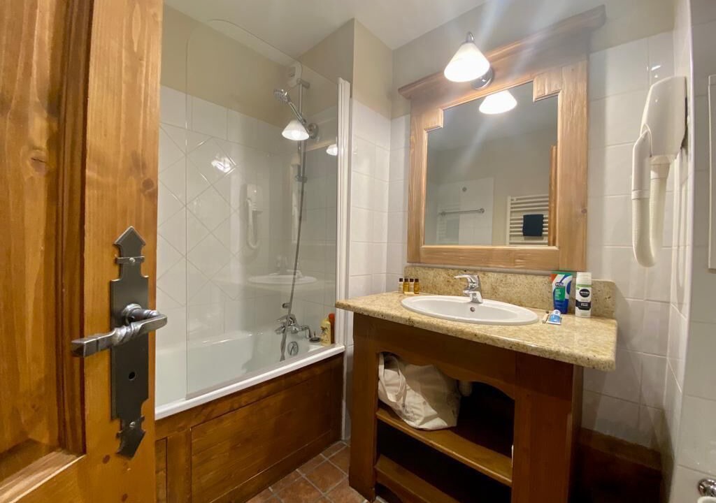 Photo of Bathroom in Arc-1950