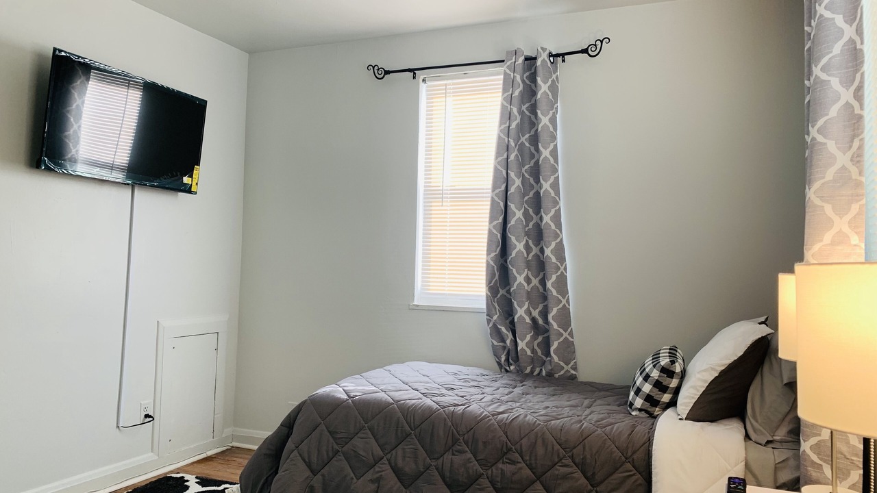 Photo of Bedroom in Garwyn Oaks