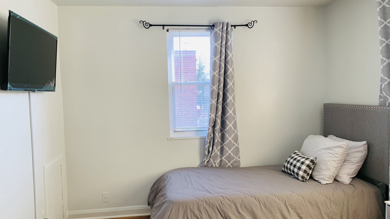 Photo of Bedroom in Garwyn Oaks