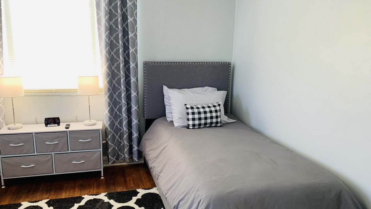 Photo of Bedroom in Garwyn Oaks