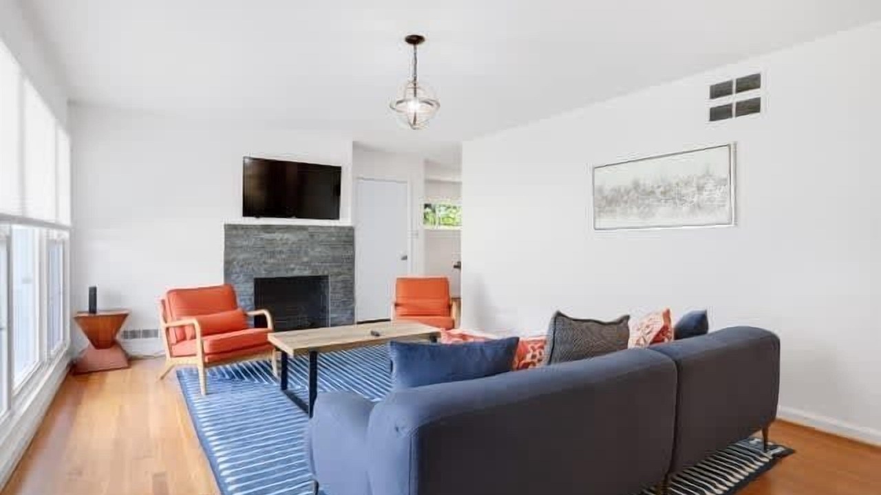 Photo of Livingroom in Forest Glen