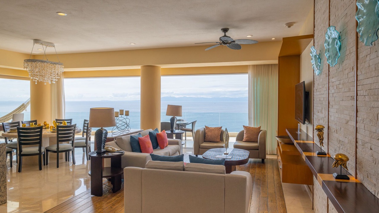 Photo of Livingroom in South Shore Hotel Area
