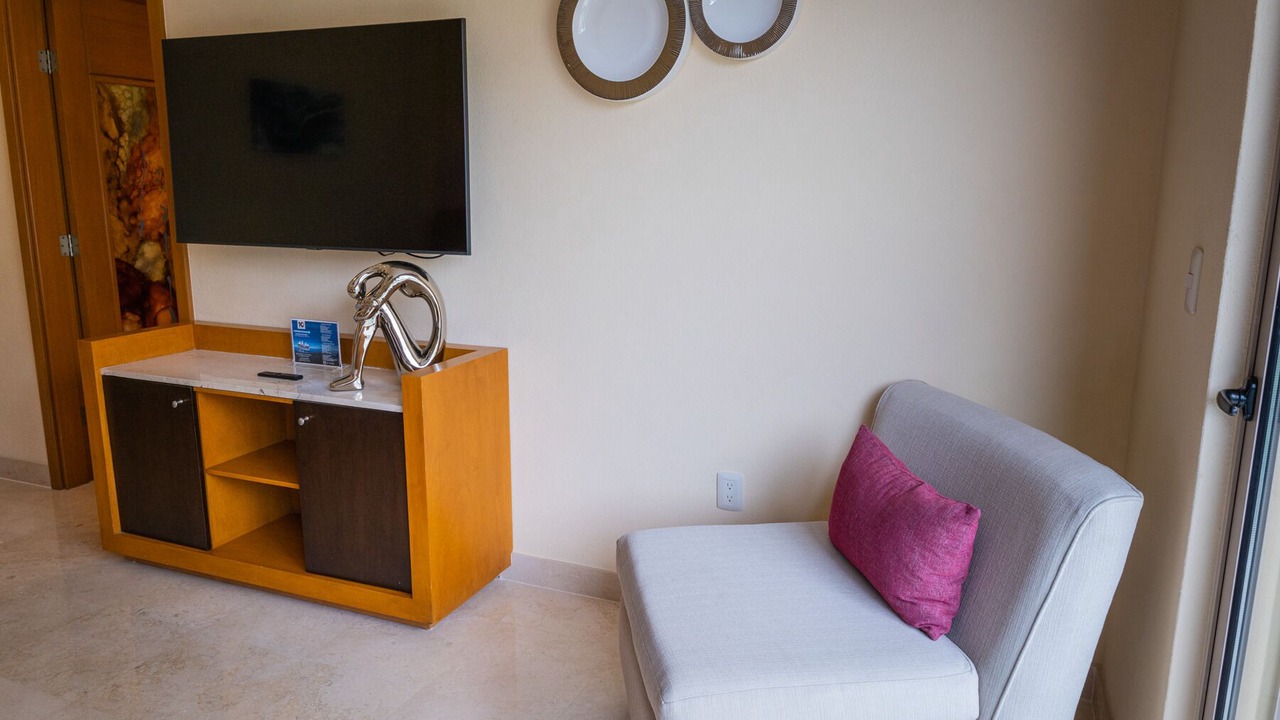 Photo of Livingroom in South Shore Hotel Area