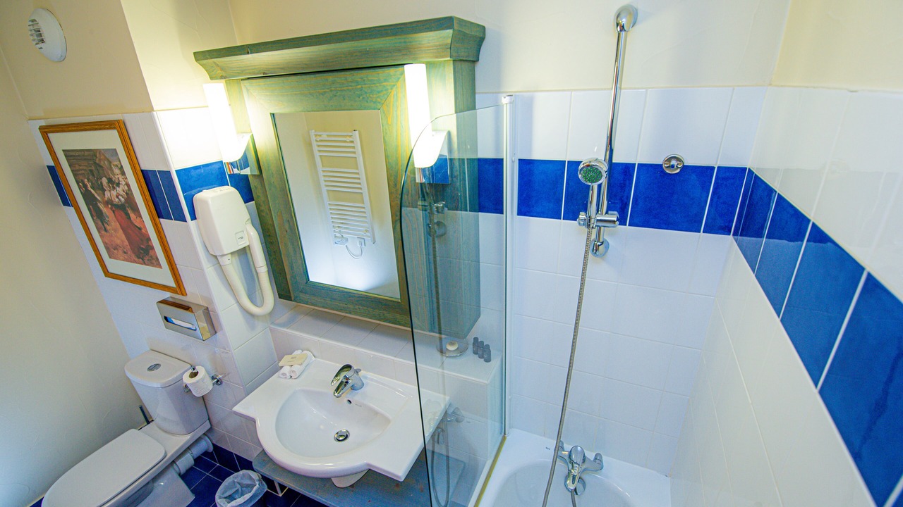 Photo of Bathroom in Arc-1950