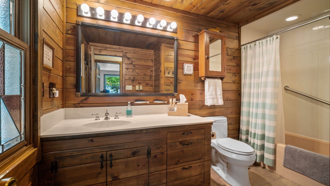 Photo of Bathroom in Little Sturgeon
