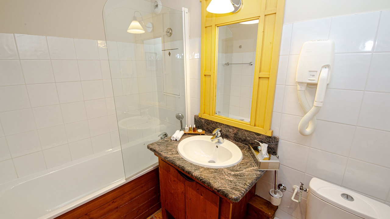 Photo of Bathroom in Arc-1950