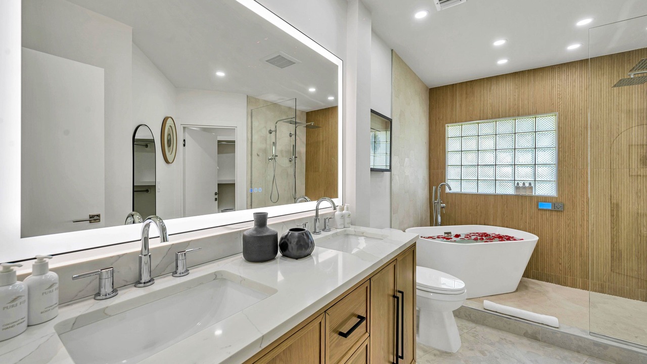 Photo of Bathroom in 17th Street Causeway