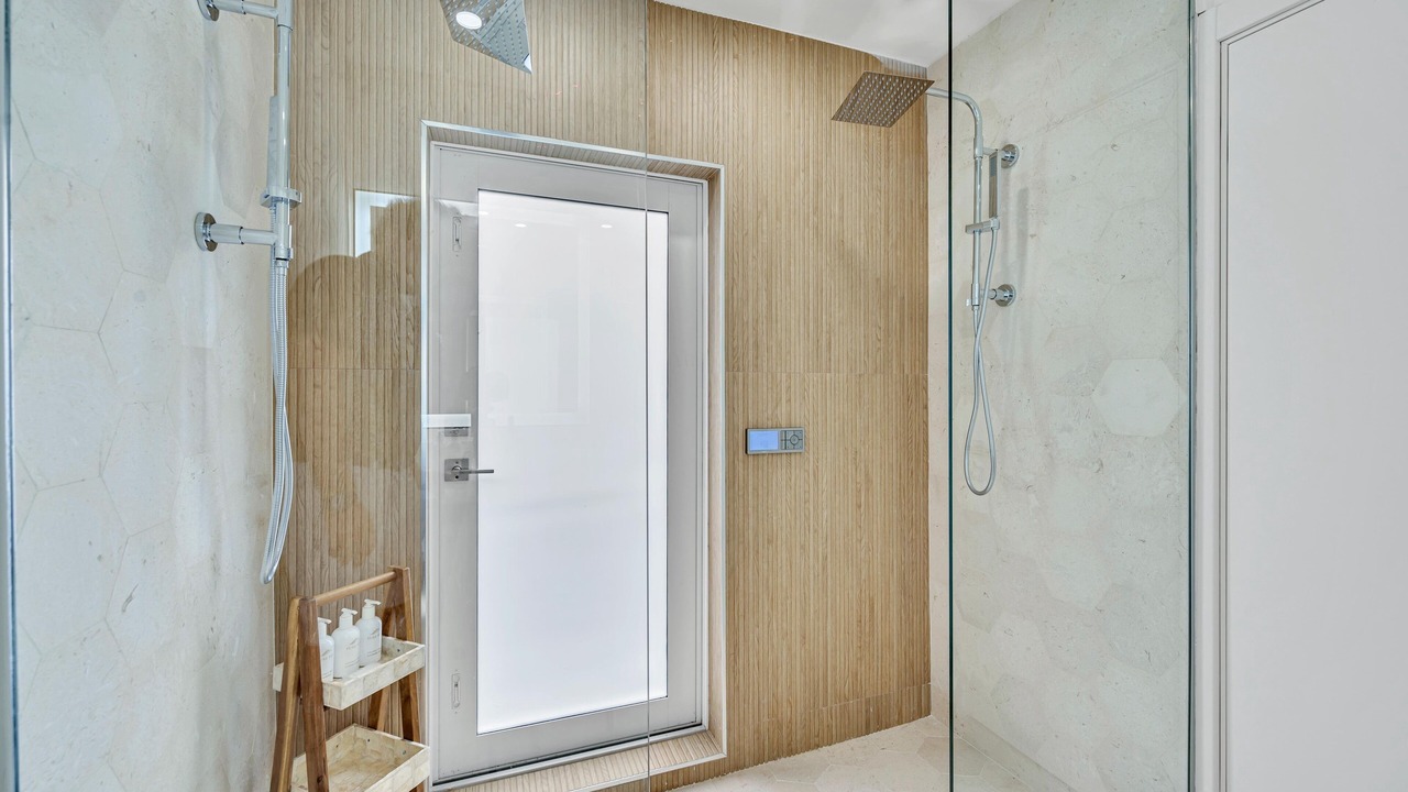 Photo of Bathroom in 17th Street Causeway