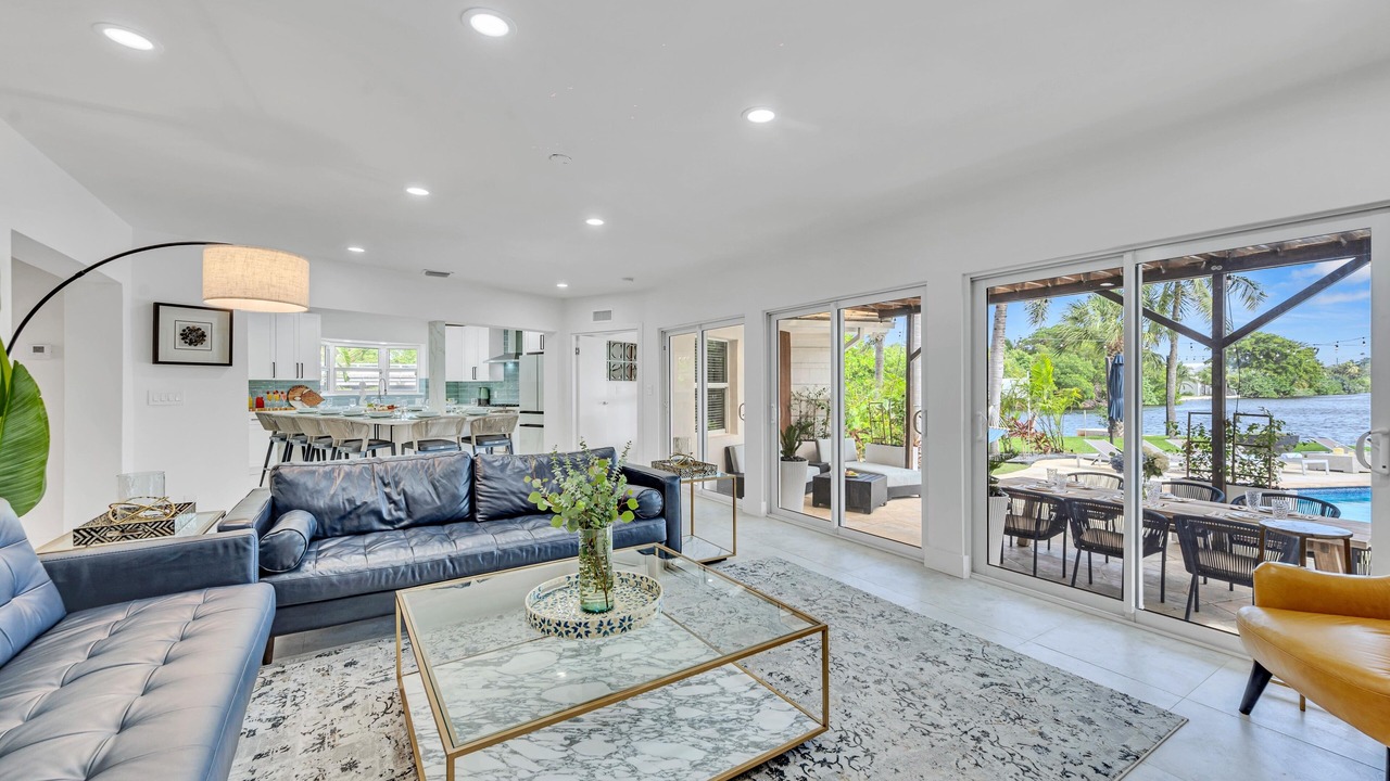 Photo of Livingroom in 17th Street Causeway