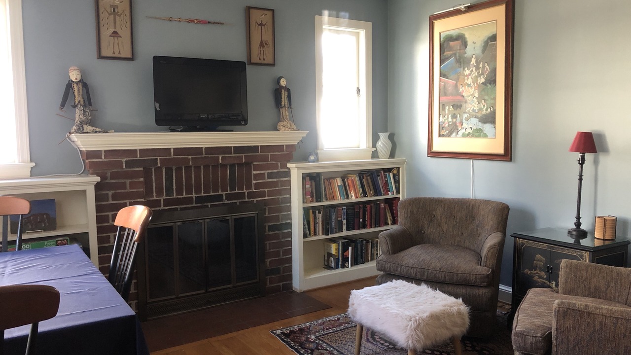 Photo of Livingroom in Woodmont Triangle