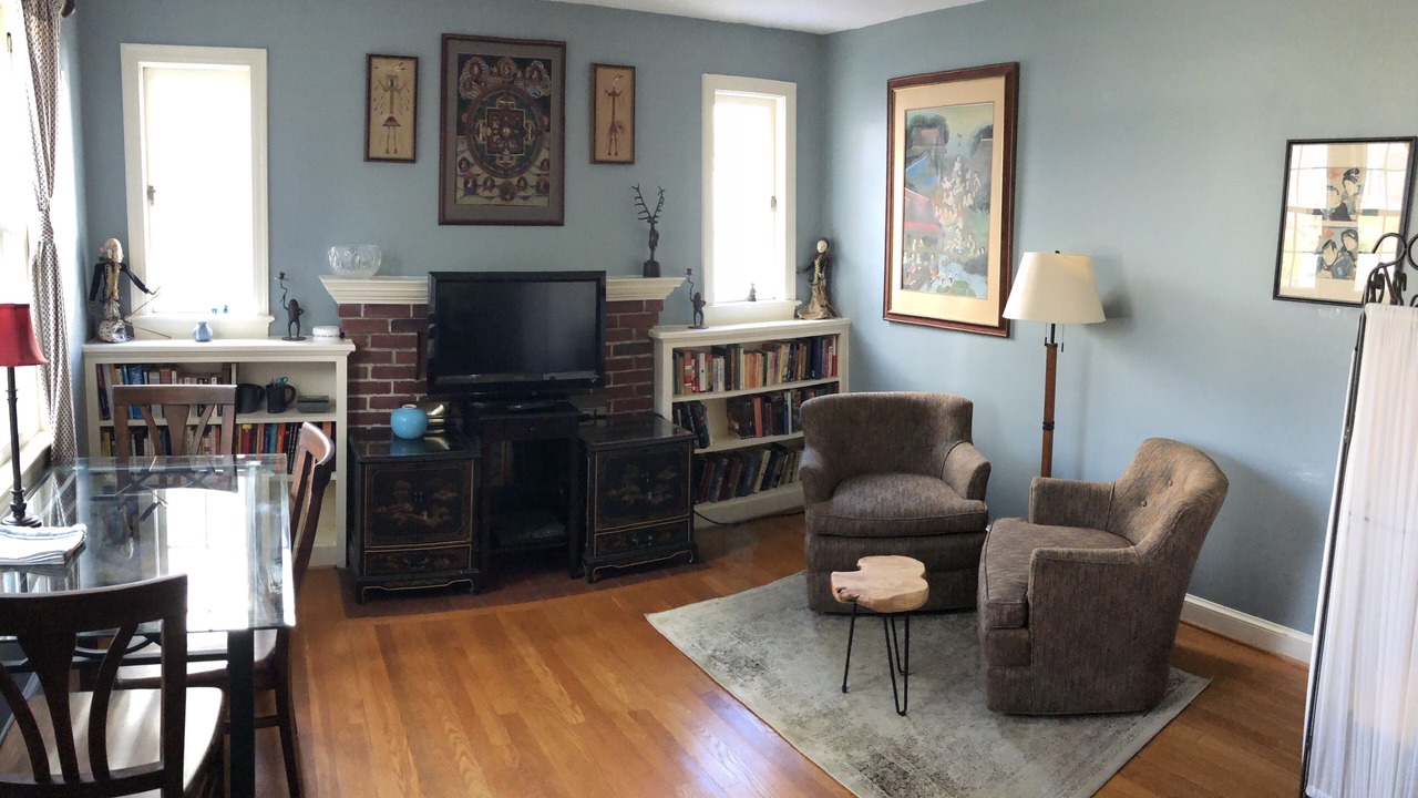 Photo of Livingroom in Woodmont Triangle