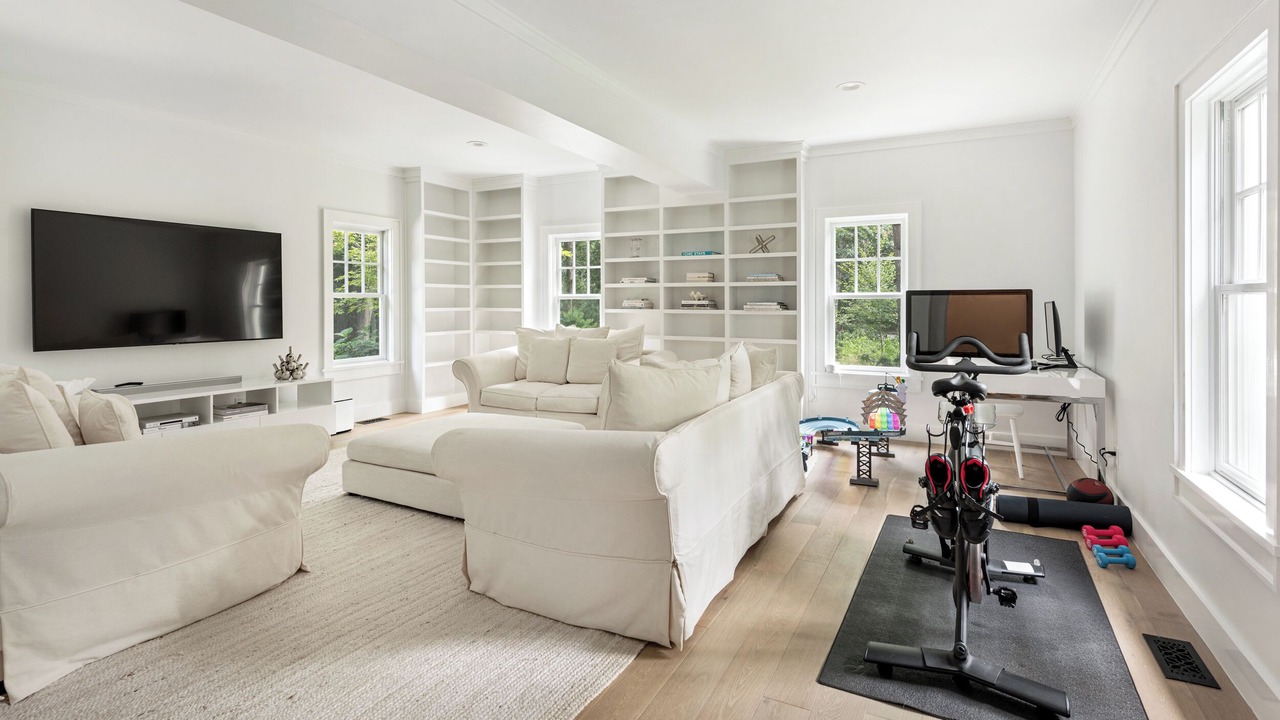 Photo of Bedroom in Wainscott Woods