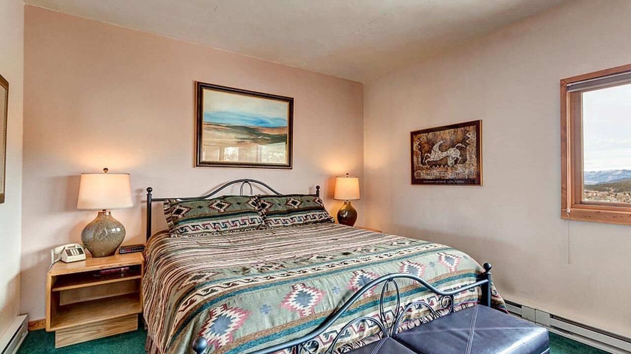 Photo of Bedroom in Peak 9