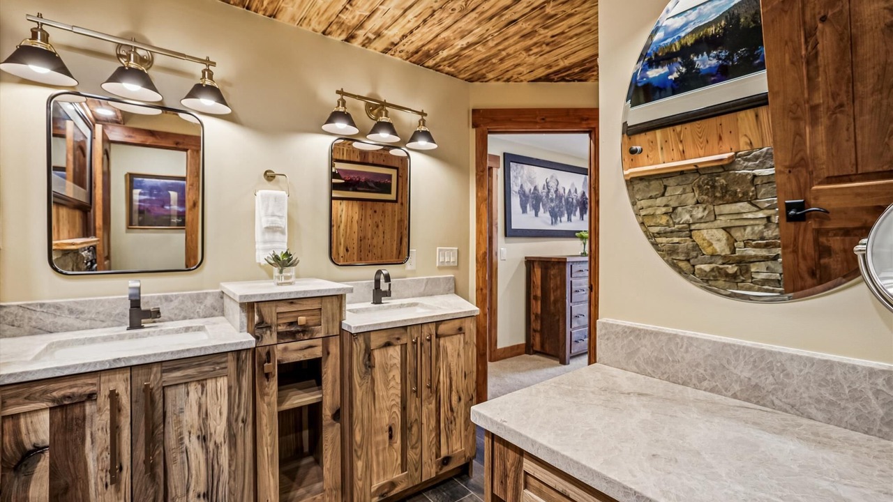 Photo of Bathroom in Peak 9