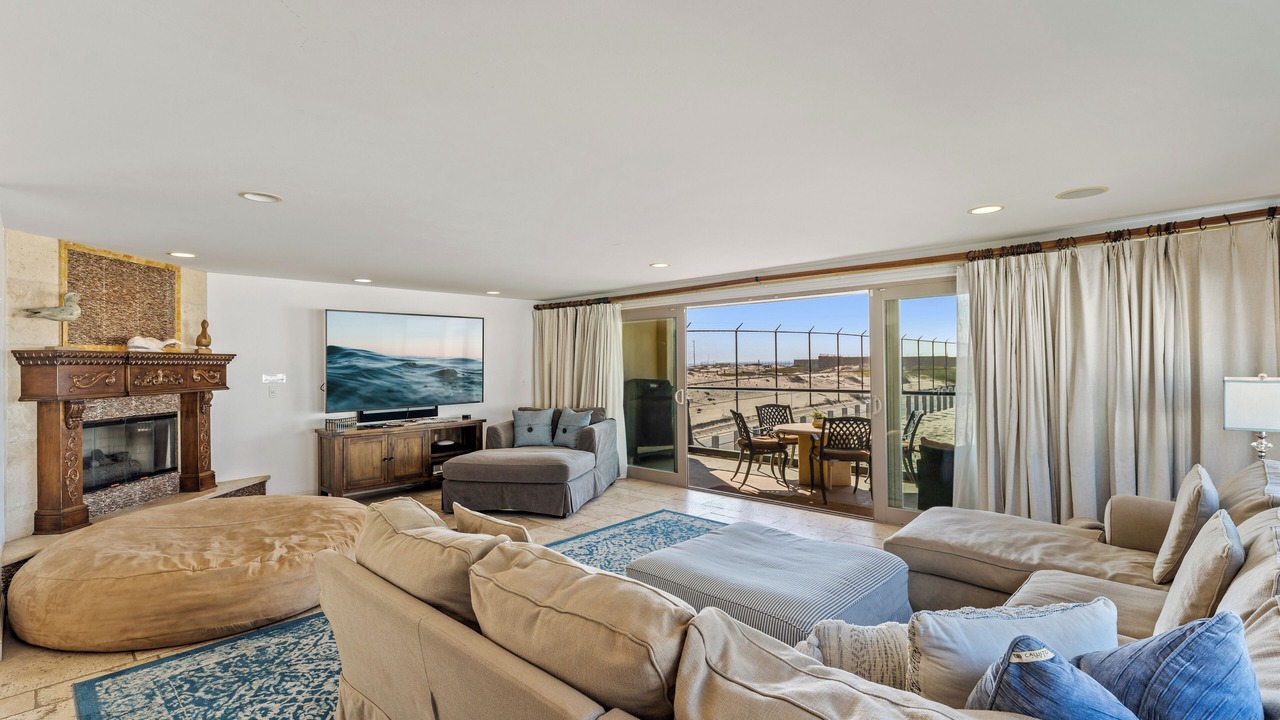 Photo of Livingroom in Silver Strand