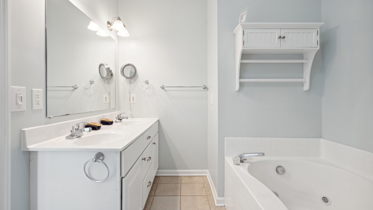 Photo of Bathroom in Waters Edge