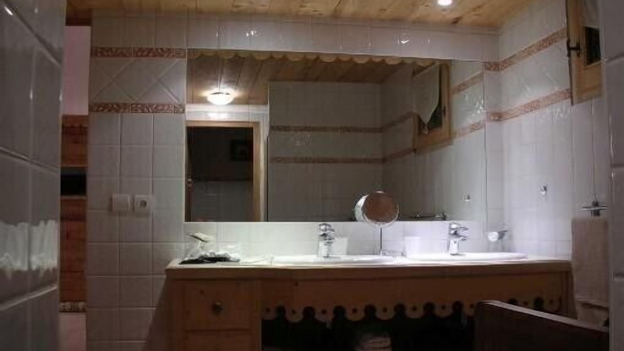 Photo of Bathroom in Demi-Quartier
