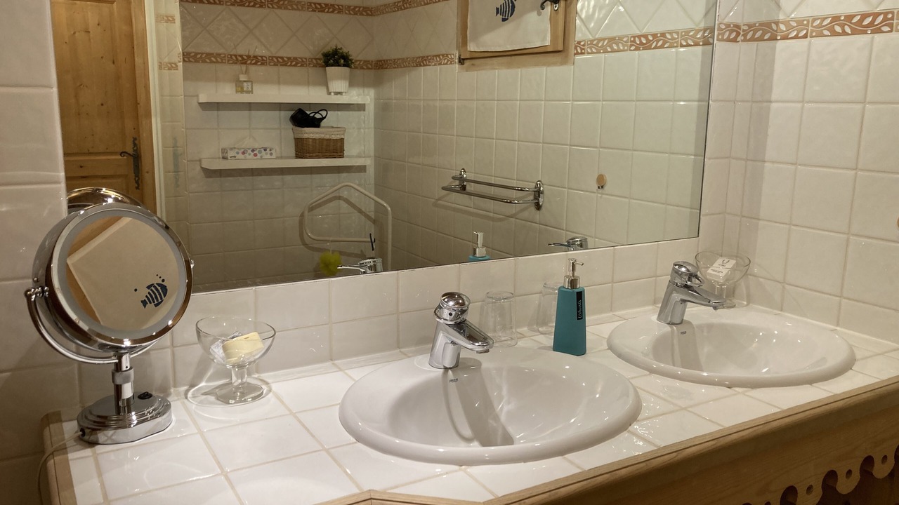 Photo of Bathroom in Demi-Quartier
