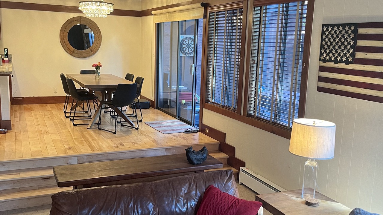 Photo of Livingroom in Tahoe Tavern