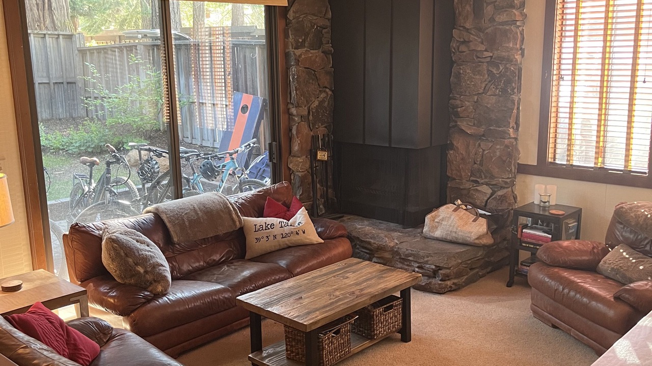 Photo of Livingroom in Tahoe Tavern