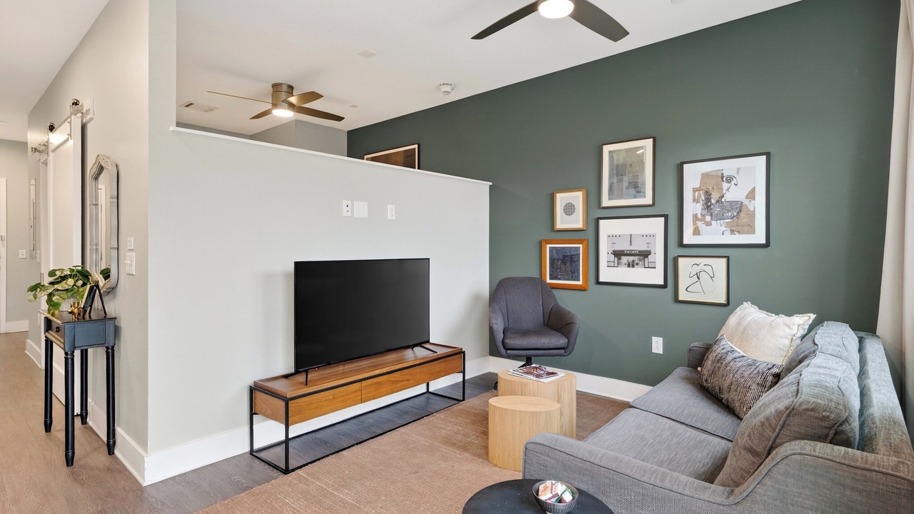 Photo of Livingroom in Hillsboro West End
