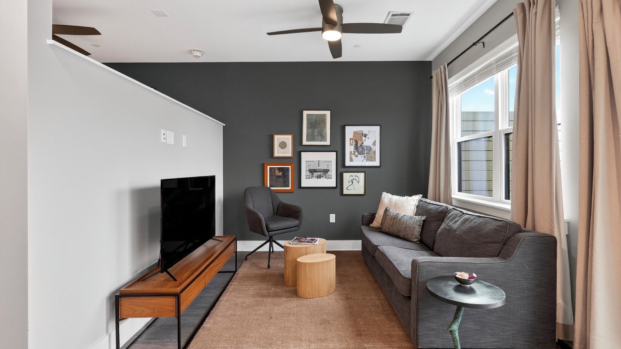 Photo of Livingroom in Hillsboro West End