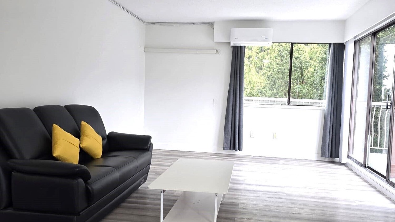 Photo of Livingroom in Lower Lonsdale