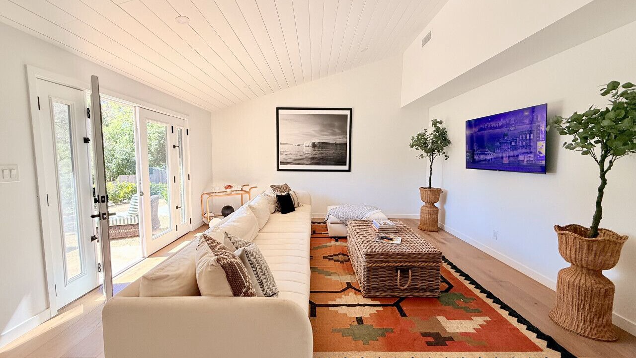 Photo of Livingroom in Meiners Oaks