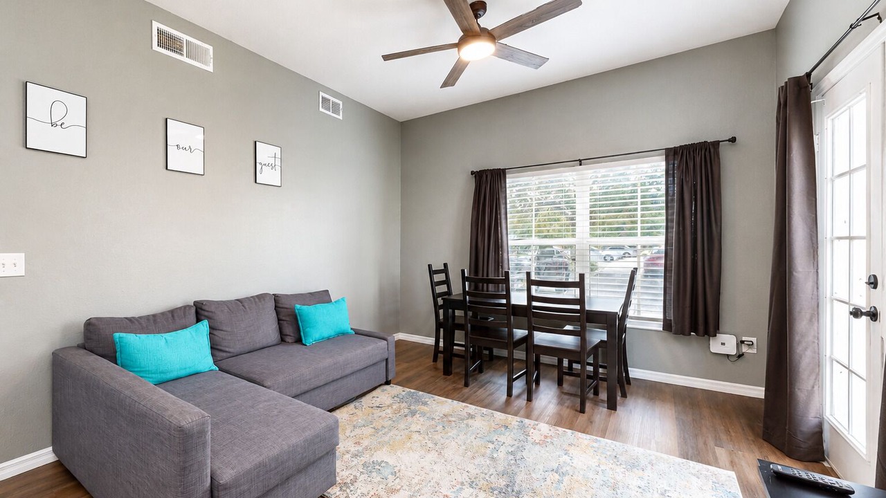 Photo of Livingroom in Venetian Bay Villages