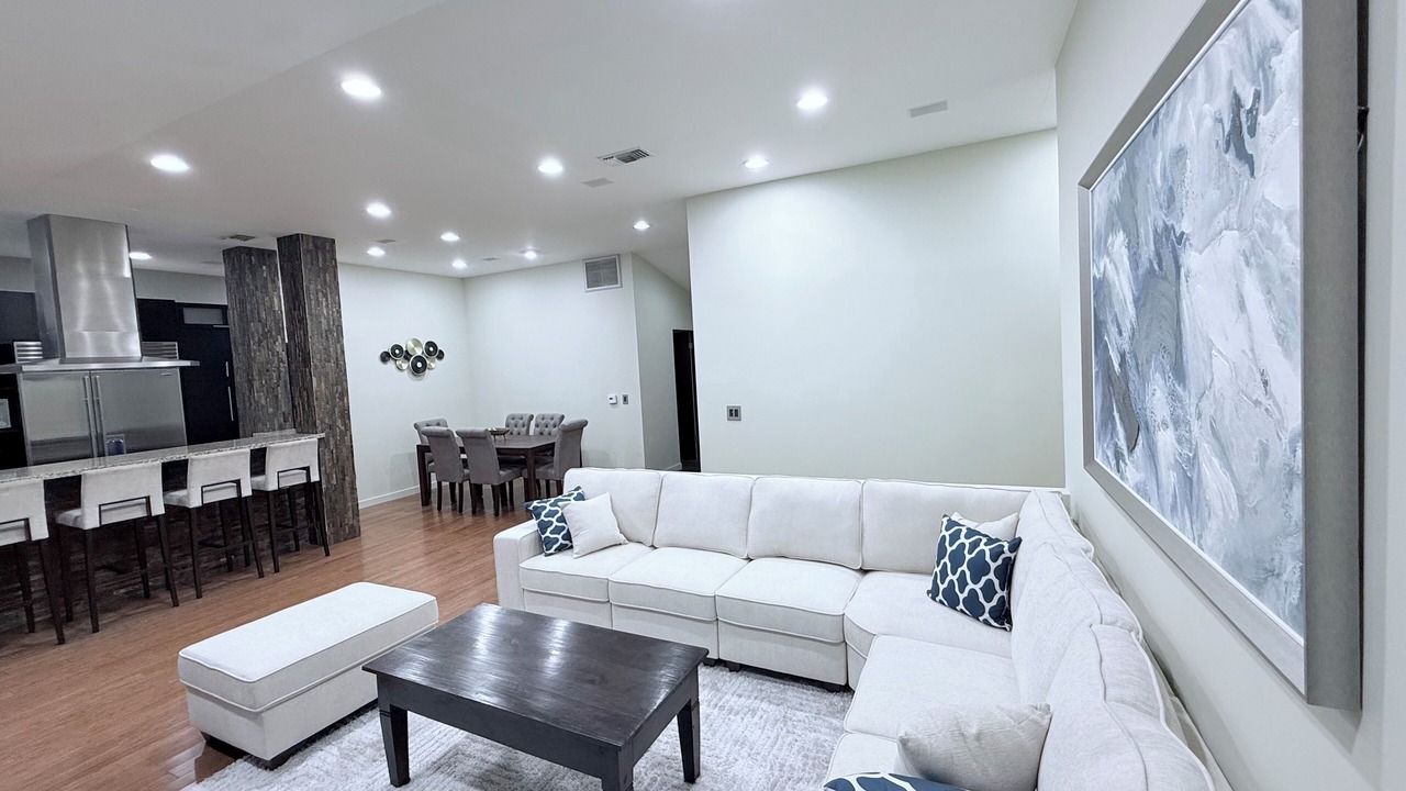 Photo of Livingroom in Woodland Hills