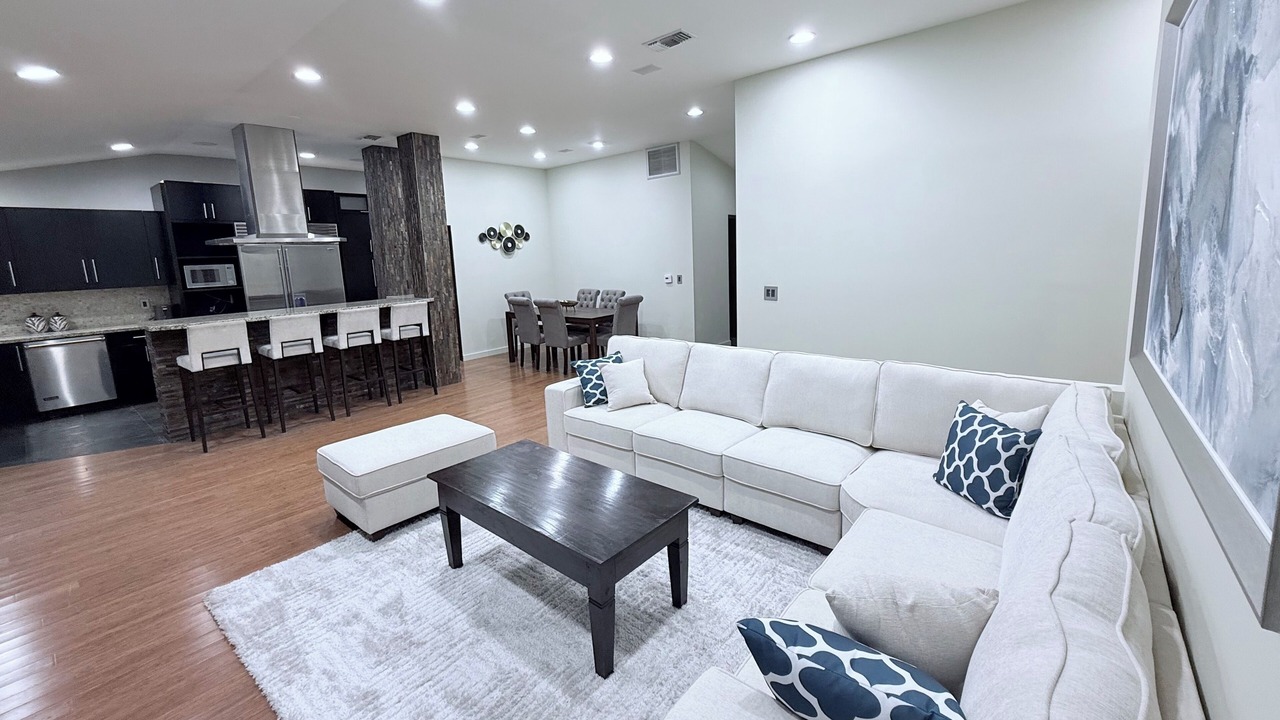 Photo of Livingroom in Woodland Hills