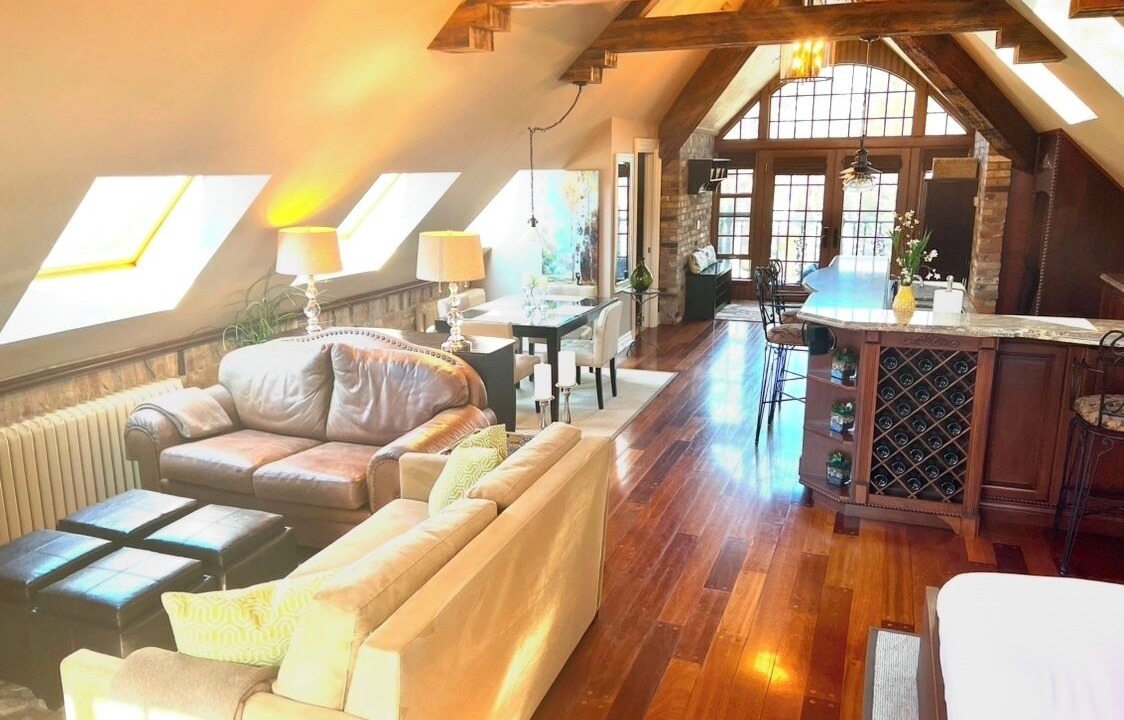 Photo of Livingroom in Clarkson-Lorne Park