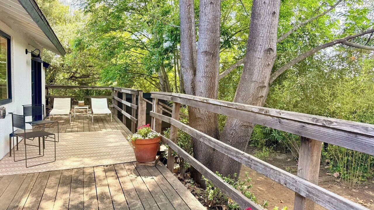 Photo of Patio Balcony in Meiners Oaks