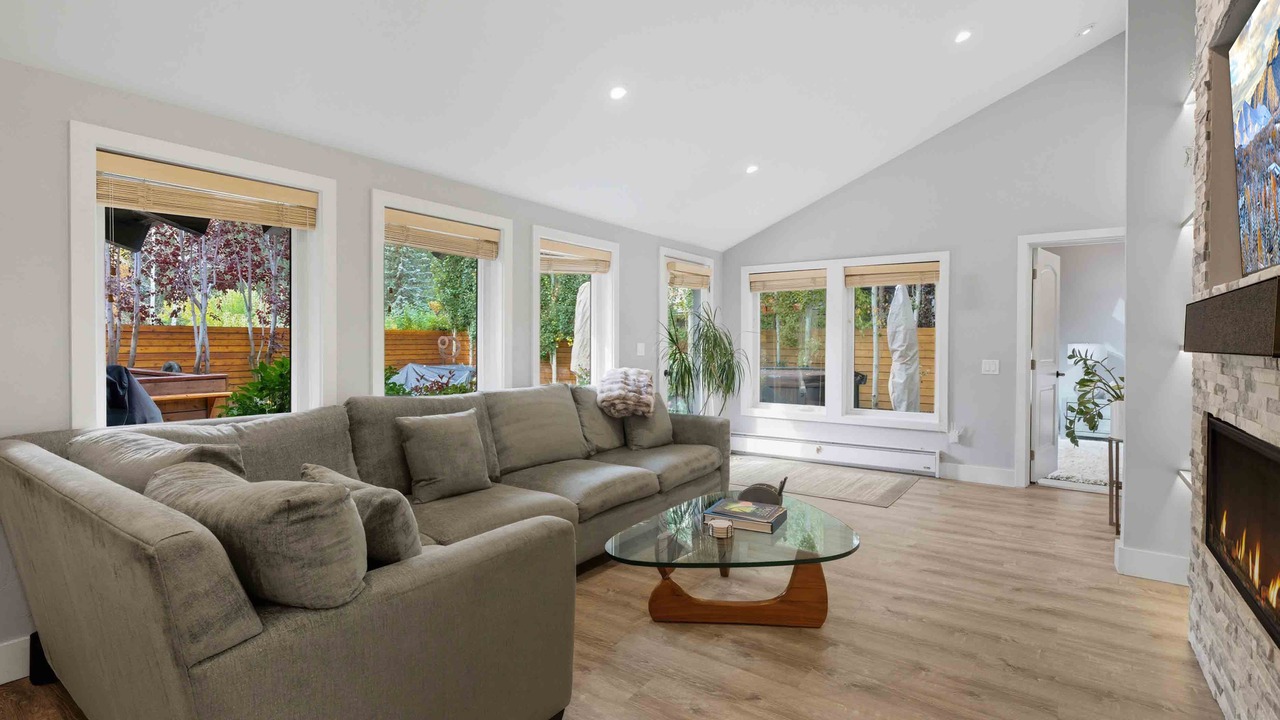 Photo of Livingroom in Warm Springs