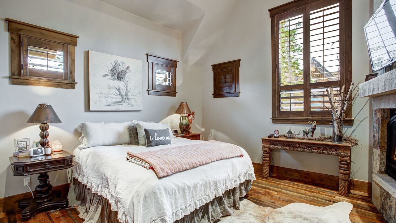 Photo of Bedroom in Peak 8