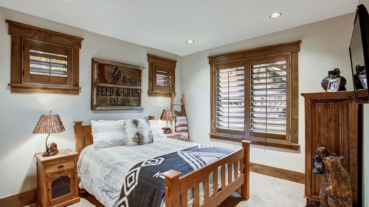 Photo of Bedroom in Peak 8