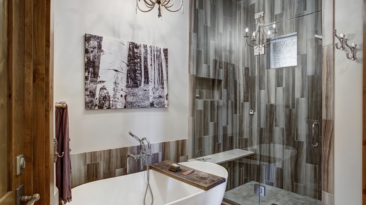 Photo of Bathroom in Peak 8