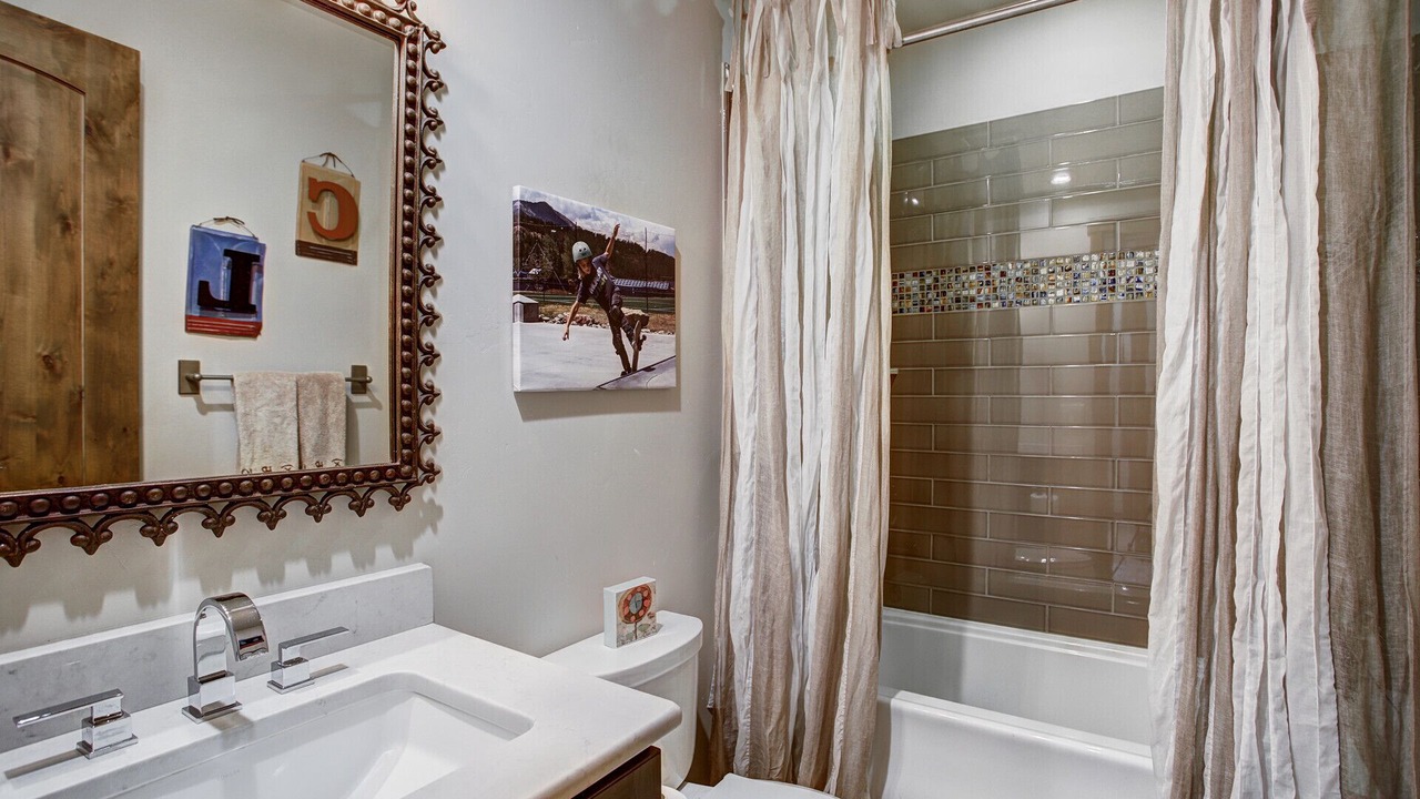 Photo of Bathroom in Peak 8