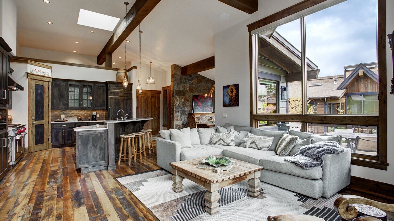 Photo of Livingroom in Peak 8