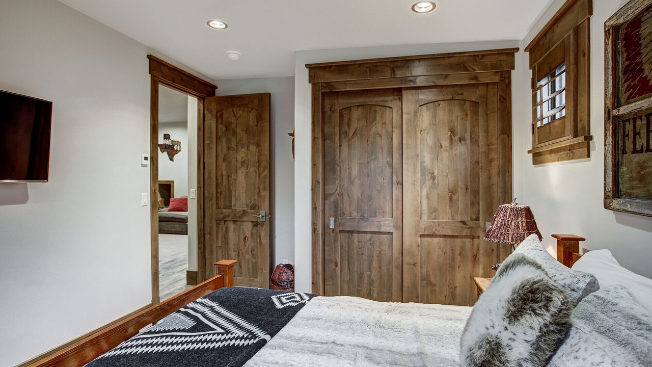 Photo of Bedroom in Peak 8