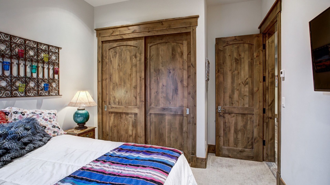 Photo of Bedroom in Peak 8
