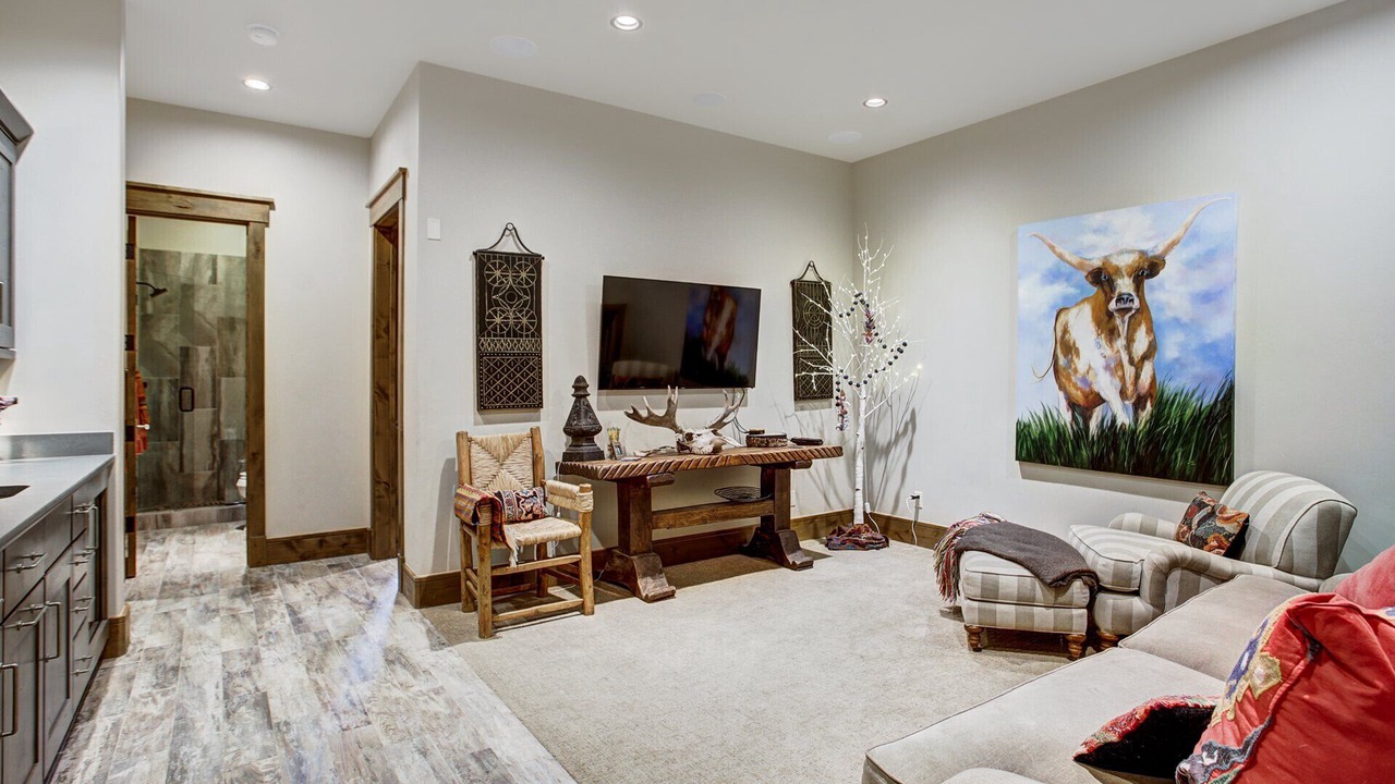 Photo of Livingroom in Peak 8