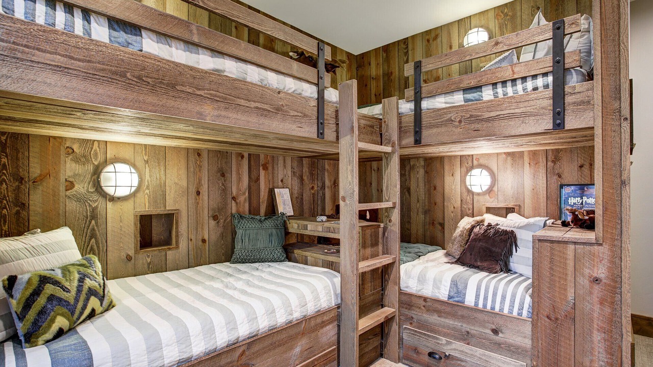 Photo of Bedroom in Peak 8