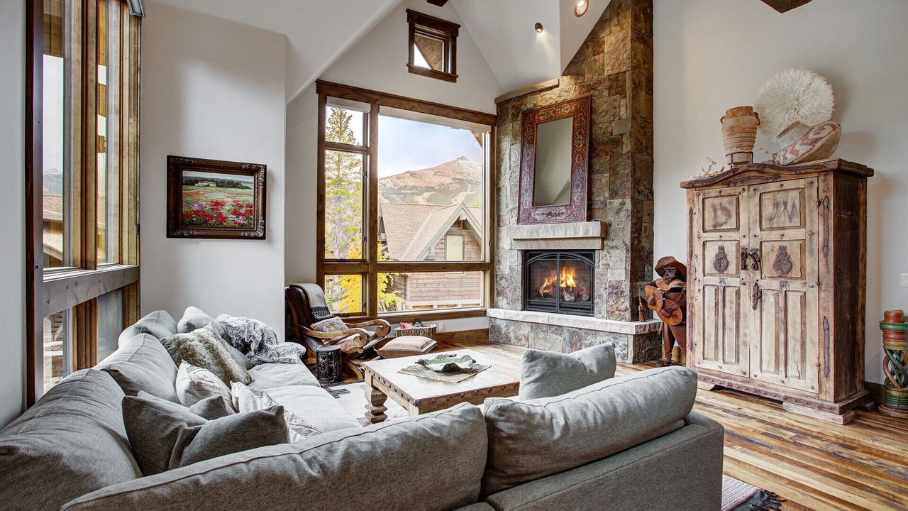 Photo of Livingroom in Peak 8